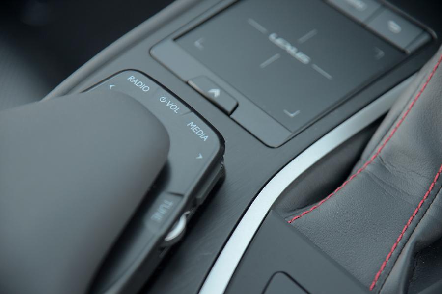 Детали интерьера Lexus UX200 F-Sport 2019 года  (ZA) (фото 13 из 39)